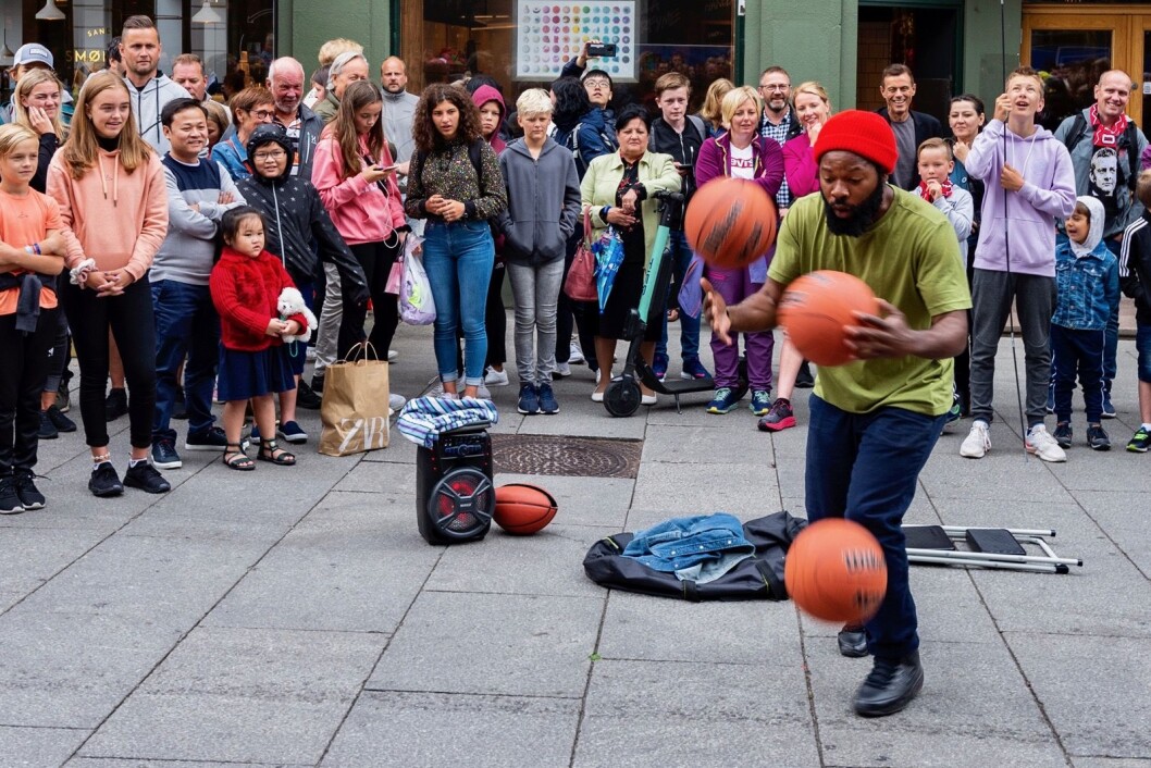 Rashaun, AKA The Basketballman, har en lidenskap for basketballer. Her viser han et av sine triks på Karl Johan. Foto: Morten Lauveng Jørgensen Rashaun, AKA The Basketballman, har en lidenskap for basketballer. Her viser han et av sine triks på Karl Johan. Foto: Morten Lauveng Jørgensen
