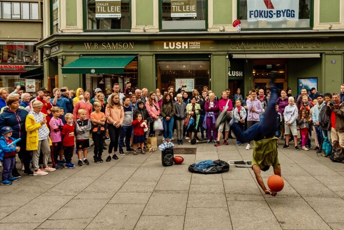 Det er ikke mangel på kroppslige ferdigheter hos Karl Johans gateartist, Rashaun. Foto: Morten Lauveng Jørgensen Det er ikke mangel på kroppslige ferdigheter hos Karl Johans gateartist, Rashaun. Foto: Morten Lauveng Jørgensen