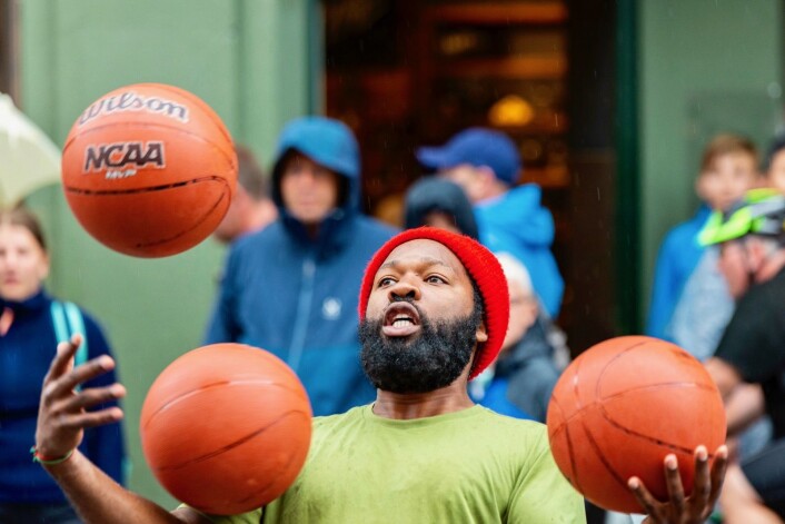 Ballene flyr i det Rashaun begynner opptreden sin. Foto: Morten Lauveng Jørgensen Ballene flyr i det Rashaun begynner opptreden sin. Foto: Morten Lauveng Jørgensen