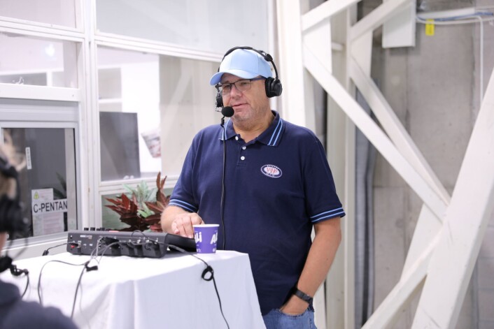 Erik Engen er den erfarne radiomannen som nå tar på seg å gjøre hockeyfansen til Vålerenga til et lykkeligere folkeslag. Foto: Atle Enersen Erik Engen er den erfarne radiomannen som nå tar på seg å gjøre hockeyfansen til Vålerenga til et lykkeligere folkeslag. Foto: Atle Enersen