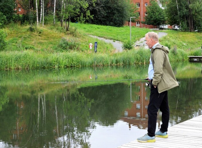 Raymond Johansen minnes gamle fiskebravader i Lutvann og Puttjern i Østmarka mens han følger med på duppens bevegelser. Foto: André Kjernsli Raymond Johansen minnes gamle fiskebravader i Lutvann og Puttjern i Østmarka mens han følger med på duppens bevegelser. Foto: André Kjernsli