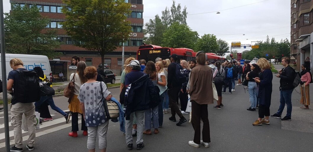 Passsjerer venter på buss for bane i Kjølberggata ved Tøyen. � Beregn god tid hvis du skal reise mellom Tøyen og Brynseng, er rådet fra Ruter. Foto: Christian Boger Passsjerer venter på buss for bane i Kjølberggata ved Tøyen. � Beregn god tid hvis du skal reise mellom Tøyen og Brynseng, er rådet fra Ruter. Foto: Christian Boger