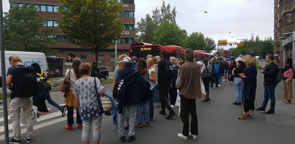 Passsjerer venter på buss for bane i Kjølberggata ved Tøyen. � Beregn god tid hvis du skal reise mellom Tøyen og Brynseng, er rådet fra Ruter. Foto: Christian Boger