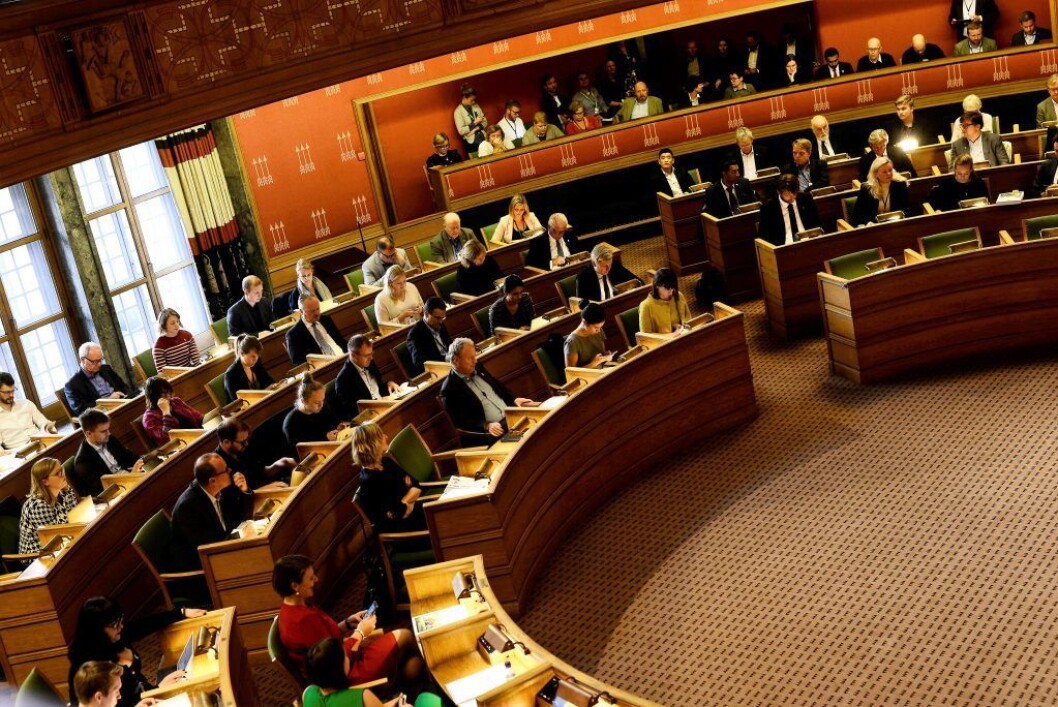 I bystyresalen har de rødgrønne partiene hatt et knapt flertall i fire år. Men en snittprognose viser at de borgerlige partiene kan vippe valget i sin favør 9.september. Hver eneste stemme teller for Oslos partier. Foto: Christian Vassdal I bystyresalen har de rødgrønne partiene hatt et knapt flertall i fire år. Men en snittprognose viser at de borgerlige partiene kan vippe valget i sin favør 9.september. Hver eneste stemme teller for Oslos partier. Foto: Christian Vassdal