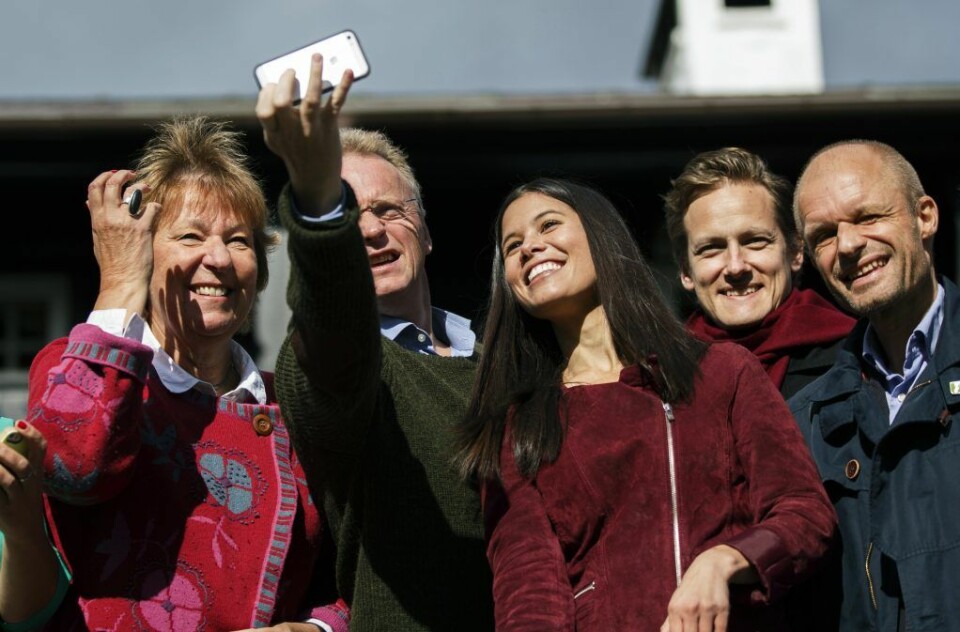 Rødgrønne byrådskamerater tar selfie etter å ha blitt enige om ekrlæring i 2015. Fra venstre: Marianne Borgen (SV), Raymond Johansen (Ap), Lan Marie Nguyen Berg (MDG), Benjamin Larsen (SV) og Harald Nissen (MDG). Foto: Berit Roald / NTB scanpix