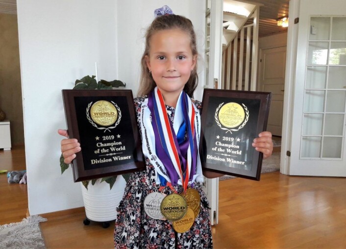 Alea Mehaj ned medaljer og plaketter fra konkurransene i Hollywood. Foto: Anders Høilund Alea Mehaj ned medaljer og plaketter fra konkurransene i Hollywood. Foto: Anders Høilund