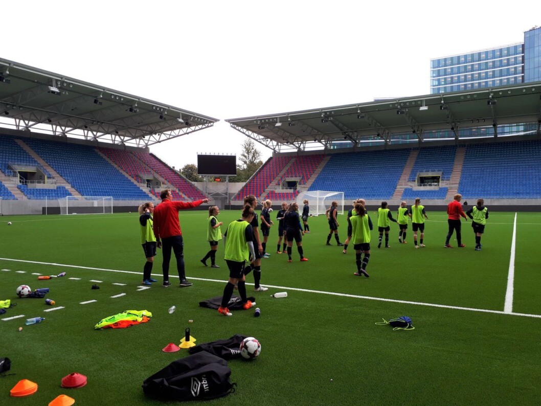 Vålerengas damelag har funnet seg godt til rette på den nye stadion. Lørdag spiler de åpningskamp mot Kolbotn. Foto: Christian Boger Vålerengas damelag har funnet seg godt til rette på den nye stadion. Lørdag spiler de åpningskamp mot Kolbotn. Foto: Christian Boger