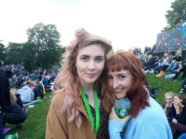 Jasmine og Anette fra Berlin: – Noen blikk kan ikke misforstås. Foto: Johannes Hellstrand Frøshaug Jasmine og Anette fra Berlin: – Noen blikk kan ikke misforstås. Foto: Johannes Hellstrand Frøshaug