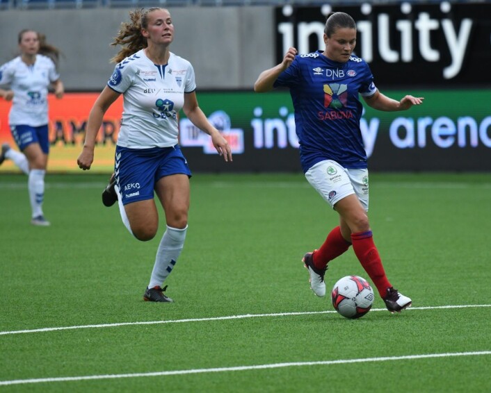 Midtbanemotor Sherida Spitse og Vålerenga-jentene var ofte ett skritt eller to foran motstanderne fra Kolbotn lørdag ettermiddag. Foto Christian Boger Midtbanemotor Sherida Spitse og Vålerenga-jentene var ofte ett skritt eller to foran motstanderne fra Kolbotn lørdag ettermiddag. Foto Christian Boger