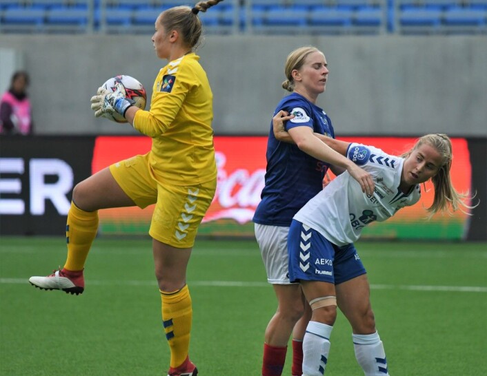 Kolbotn-forsvaret slet stadig mot kjappe Vålerenga-angripere. Her er det Natasha Dowie som tas hånd om på en noe ureglementert måte. Foto Christian Boger Kolbotn-forsvaret slet stadig mot kjappe Vålerenga-angripere. Her er det Natasha Dowie som tas hånd om på en noe ureglementert måte. Foto Christian Boger