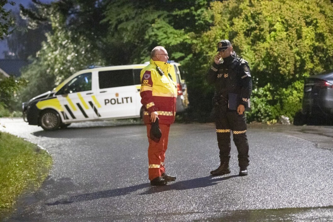 Politiet utenfor den drapssiktede 21-åringens bopel. � Vi har ingen opplysninger om samarbeid med andre, sier seksjonssjef Rune Skjold. Foto: Terje Bendiksby / NTB scanpix Politiet utenfor den drapssiktede 21-åringens bopel. � Vi har ingen opplysninger om samarbeid med andre, sier seksjonssjef Rune Skjold. Foto: Terje Bendiksby / NTB scanpix