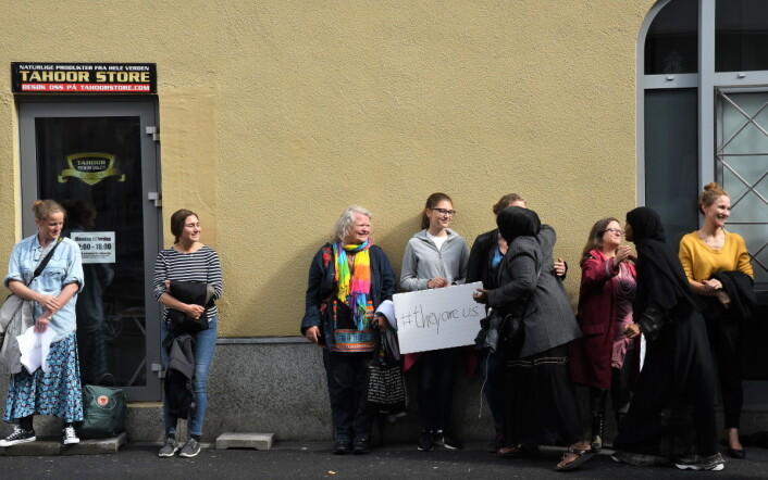 Folk fra lokalmiljøet og andre slo søndag ring om ICC-moskéen på Grønland for å vise sin avsky mot angrepet i Bærum lørdag ettermiddag. Foto: Christian Boger Folk fra lokalmiljøet og andre slo søndag ring om ICC-moskéen på Grønland for å vise sin avsky mot angrepet i Bærum lørdag ettermiddag. Foto: Christian Boger