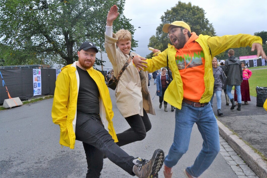 «Skal vi ta et hoppebilde?». Hans Marius Eitland, Emilie Byermoen og Alex Emil Oma Lobo er kommet for å se Ezra Collective og Black Midi. Foto: Amalie Sofie Aune Bjerkem «Skal vi ta et hoppebilde?». Hans Marius Eitland, Emilie Byermoen og Alex Emil Oma Lobo er kommet for å se Ezra Collective og Black Midi. Foto: Amalie Sofie Aune Bjerkem