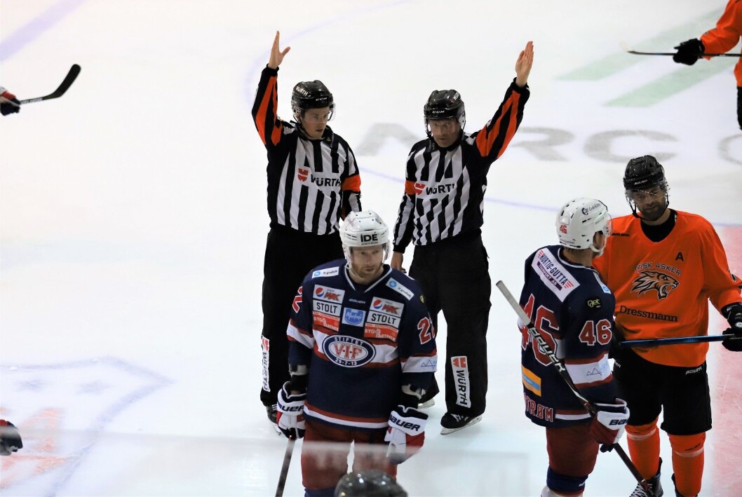 Det var ingen stygg kamp, men det ble allikevel delt ut tre matchstraffer i årets første treningskamp mellom VIF og Frisk. Foto: André Kjernsli Det var ingen stygg kamp, men det ble allikevel delt ut tre matchstraffer i årets første treningskamp mellom VIF og Frisk. Foto: André Kjernsli