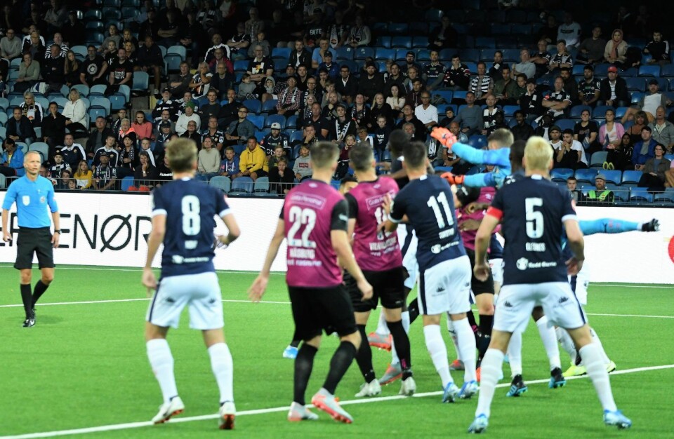 Godset-keeper og nysignering Martin Hansen uheldig i feltet og Vålerenga reduserer til 3-2. Foto: Christian Boger
