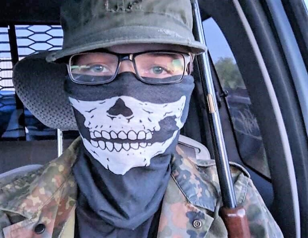 Før moskéskytingen la terrorsiktede Philip Manshaus ut dette bildet på et nettforum. Inne i en bil blir det posert med et skytevåpen. Foto: Privat Før moskéskytingen la terrorsiktede Philip Manshaus ut dette bildet på et nettforum. Inne i en bil blir det posert med et skytevåpen. Foto: Privat