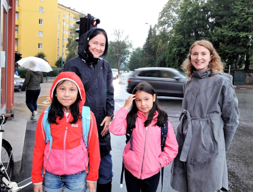 I september vil arbeidet med nytt trafikklys starte. Det er Hanne Solheim (bak til venstre), niåringene Sara og Linde og SVs Sunniva Holmås Eidsvoll glade for. Foto: Anders Høilund I september vil arbeidet med nytt trafikklys starte. Det er Hanne Solheim (bak til venstre), niåringene Sara og Linde og SVs Sunniva Holmås Eidsvoll glade for. Foto: Anders Høilund