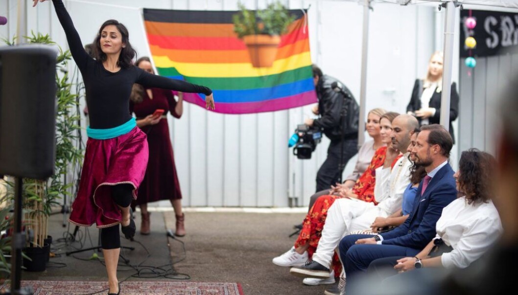 Kronprins Haakon fikk bivåne Hediye Azma som danser klassisk iransk dans da han besøkte Salam i deres tidligere lokaler på St.Hanshaugen i fjor. I statsbudsjettet for 2021 foreslås det 1 million kroner i driftsmidler til organisasjonen. Kronprins Haakon fikk bivåne Hediye Azma som danser klassisk iransk dans da han besøkte Salam i deres tidligere lokaler på St.Hanshaugen i fjor. I statsbudsjettet for 2021 foreslås det 1 million kroner i driftsmidler til organisasjonen.