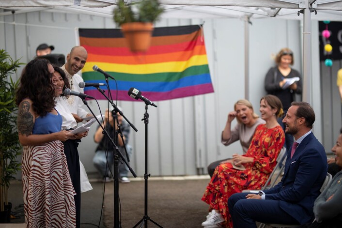 Latteren satt løst da initiativtagerne til Salam fortalte sin historie. Med regnbueflagget i bakgrunnen. Foto: Olav Helland Latteren satt løst da initiativtagerne til Salam fortalte sin historie. Med regnbueflagget i bakgrunnen. Foto: Olav Helland