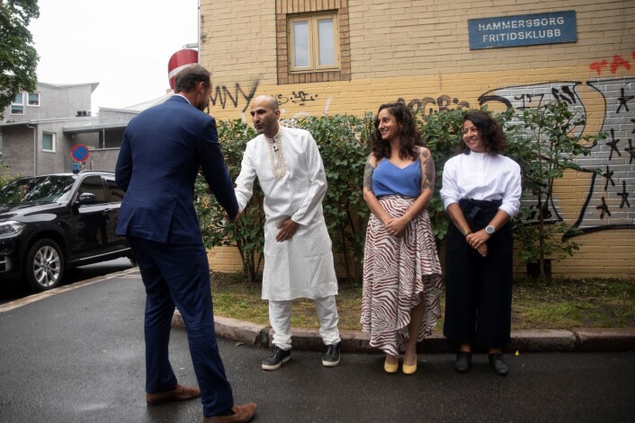 Kronprinsen takket de tre grunnleggerne av Salam for besøket. Foto: Olav Helland Kronprinsen takket de tre grunnleggerne av Salam for besøket. Foto: Olav Helland