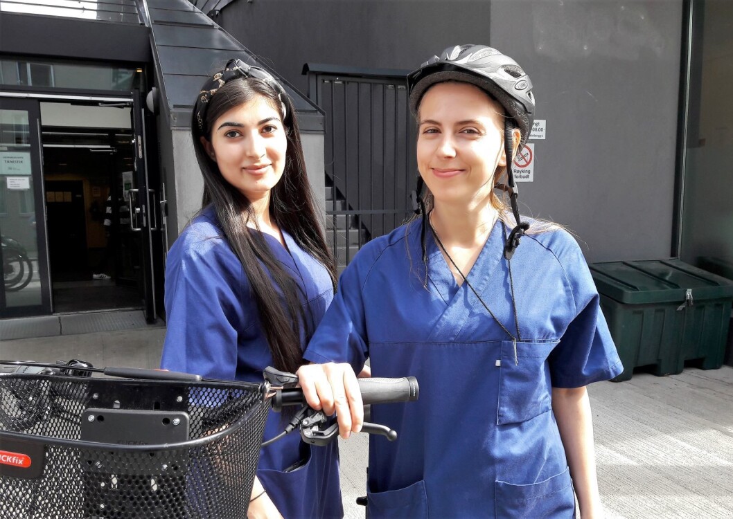 - Når vi bruker elsyker i jobben kommer vi fortere fram, vi er mer presise, og vi kan være mer fleksible, sier sykepleierne Shaista Ahmadzei (til venstre) og Justina Klapatauskaite. Foto: Anders Høilund - Når vi bruker elsyker i jobben kommer vi fortere fram, vi er mer presise, og vi kan være mer fleksible, sier sykepleierne Shaista Ahmadzei (til venstre) og Justina Klapatauskaite. Foto: Anders Høilund