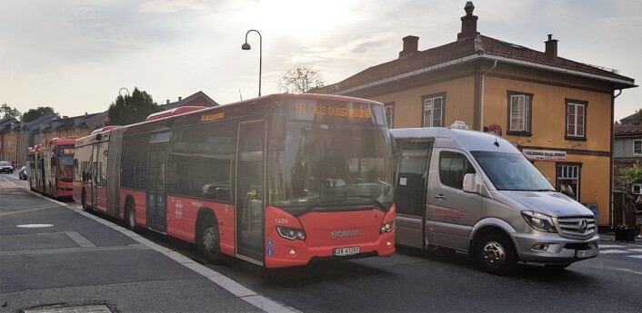 Farlig og uvettig forbikjøring hører med til hverdagen i Strømsveien på Vålerenga. Her er det en taxi-buss som passerer en rutebuss på holdeplassen. Foto: Christian Boger Farlig og uvettig forbikjøring hører med til hverdagen i Strømsveien på Vålerenga. Her er det en taxi-buss som passerer en rutebuss på holdeplassen. Foto: Christian Boger