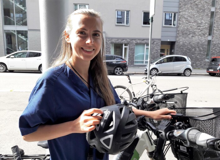 — Å bruke elsyklene i arbeidet er helt fantastisk. Vi kommer fortere fram, og vi kommer lettere fram, sier sykepleier Justina Klapatauskaite. Foto: Anders Høilund — Å bruke elsyklene i arbeidet er helt fantastisk. Vi kommer fortere fram, og vi kommer lettere fram, sier sykepleier Justina Klapatauskaite. Foto: Anders Høilund