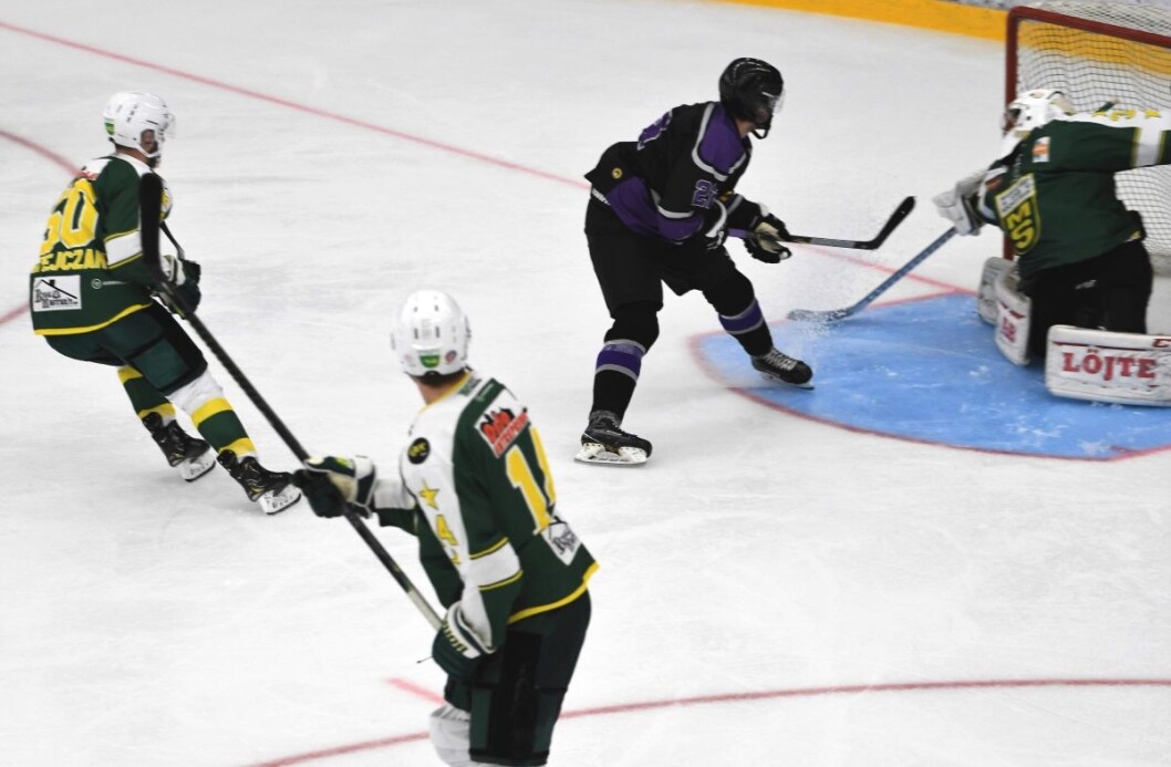 Grüner hockey sjokkerte mange med 4-2 seier over Manglerud Star i treningskamp søndag. Her åpner Grüners Jens Jøsok Holstad scoringsballet. Foto: Christian Boger Grüner hockey sjokkerte mange med 4-2 seier over Manglerud Star i treningskamp søndag. Her åpner Grüners Jens Jøsok Holstad scoringsballet. Foto: Christian Boger