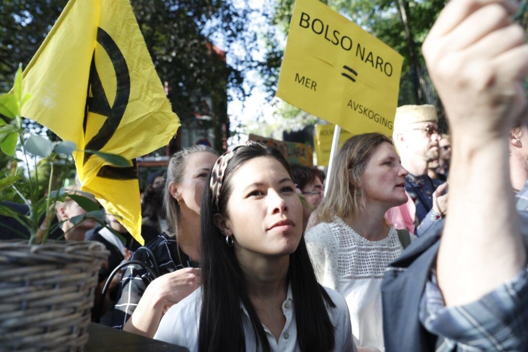 - Kloden koker, Amazonas brenner og vi har kortere tid enn noensinne til å kutte utslippene. Da er det helt feil medisin å kutte bompengene, sier Lan Marie Berg (MDG). Her demonstrerer miljøbyråden utenfor den brasilianske ambassadørboligen. Foto: Terje Bendiksby / NTB scanpix - Kloden koker, Amazonas brenner og vi har kortere tid enn noensinne til å kutte utslippene. Da er det helt feil medisin å kutte bompengene, sier Lan Marie Berg (MDG). Her demonstrerer miljøbyråden utenfor den brasilianske ambassadørboligen. Foto: Terje Bendiksby / NTB scanpix