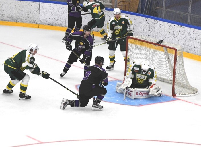 Grüner-gutta viste ingen frykt mot mer meritterte MS-spillere. Her er Fredrik Hagberg Jørgensen farlig frampå, men MS-keeper Eric Frøberg redder. Foto: Christian Boger Grüner-gutta viste ingen frykt mot mer meritterte MS-spillere. Her er Fredrik Hagberg Jørgensen farlig frampå, men MS-keeper Eric Frøberg redder. Foto: Christian Boger