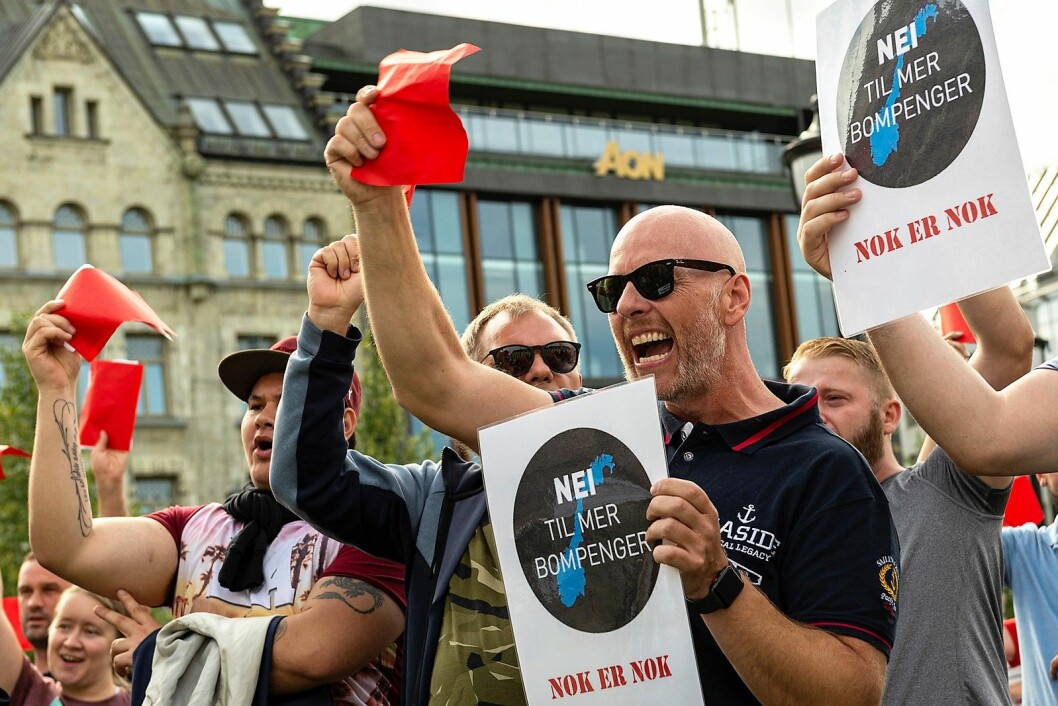 Illsinte FNB-aksjonister samlet seg til bompengeprotest knapt et halv døgn etter at statsminister Erna Solberg lanserte en løsning på bompengeuenigheten mellom de fire regjeringspartiene. Foto: Morten Lauveng Jørgensen
