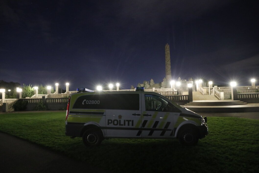 Politiet rykket ut med flere patruljer for å stanse fyllefesten i Frognerparken. Nå etterforskes også to mulige voldtekter av to mindreårige jenter. Foto: Terje Bendiksby / NTB scanpix Politiet rykket ut med flere patruljer for å stanse fyllefesten i Frognerparken. Nå etterforskes også to mulige voldtekter av to mindreårige jenter. Foto: Terje Bendiksby / NTB scanpix