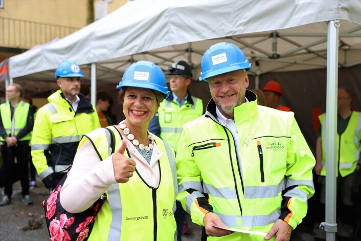 Helsebyråd Tone Tellevik Dahl (AP) og Raymond Johansen (AP) var strålende fornøyde med at arbeidet endelig kommer i gang. Foto: André Kjernsli Helsebyråd Tone Tellevik Dahl (AP) og Raymond Johansen (AP) var strålende fornøyde med at arbeidet endelig kommer i gang. Foto: André Kjernsli