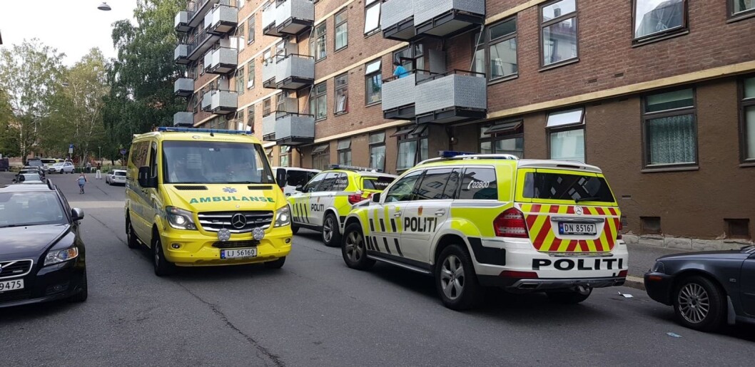 Fem politipatruljer og to ambulanser rykket ut til øvre del av Christies gate etter at en person på fortauet skal ha blitt skutt på fra en balkong. Foto: Christian Boger Fem politipatruljer og to ambulanser rykket ut til øvre del av Christies gate etter at en person på fortauet skal ha blitt skutt på fra en balkong. Foto: Christian Boger