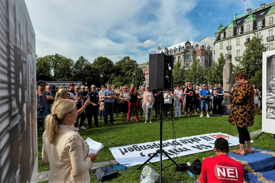 Opp mot 300 møtte opp til FNB Oslos markering mot bompenger utenfor Stortinget lørdag. Foto: Morten Lauveng Jørgensen