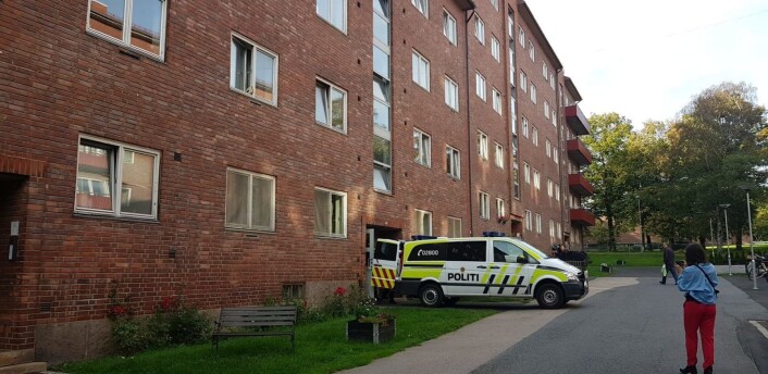 Her rygger politiet inn til portrommet i Christies gate 23, og den pågrepne mannen blir rett etterpå kjørt bort. Foto: Christian Boger Her rygger politiet inn til portrommet i Christies gate 23, og den pågrepne mannen blir rett etterpå kjørt bort. Foto: Christian Boger