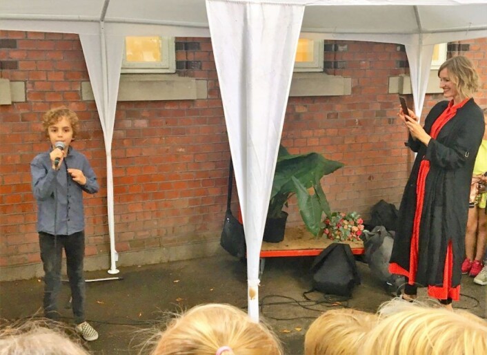 Hall Bjørnstad Skodvin framførte sin egen rap for skolebyråd Inga Marte Thorkildsen. Foto: Vibeke Skistad Hall Bjørnstad Skodvin framførte sin egen rap for skolebyråd Inga Marte Thorkildsen. Foto: Vibeke Skistad
