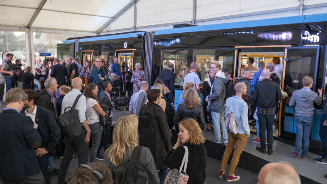 Hundrevis av mennesker møtte opp for å se den nye Urbos oslotrikken. Foto: Thor Langfeldt Hundrevis av mennesker møtte opp for å se den nye Urbos oslotrikken. Foto: Thor Langfeldt