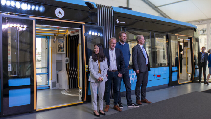 Lan Marie Nguyen Berg (MDG), Raymond Johansen (AP), Eirik Lae Solberg (H) og Cato Hellesjø, direktør i Sporveien, presenterer stolt den nye trikken. Foto: Thor Langfeldt Lan Marie Nguyen Berg (MDG), Raymond Johansen (AP), Eirik Lae Solberg (H) og Cato Hellesjø, direktør i Sporveien, presenterer stolt den nye trikken. Foto: Thor Langfeldt
