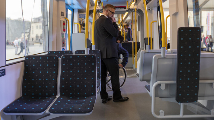 En fremtidig passasjer gransker den nye trikken innvendig. Foto: Thor Langfeldt En fremtidig passasjer gransker den nye trikken innvendig. Foto: Thor Langfeldt