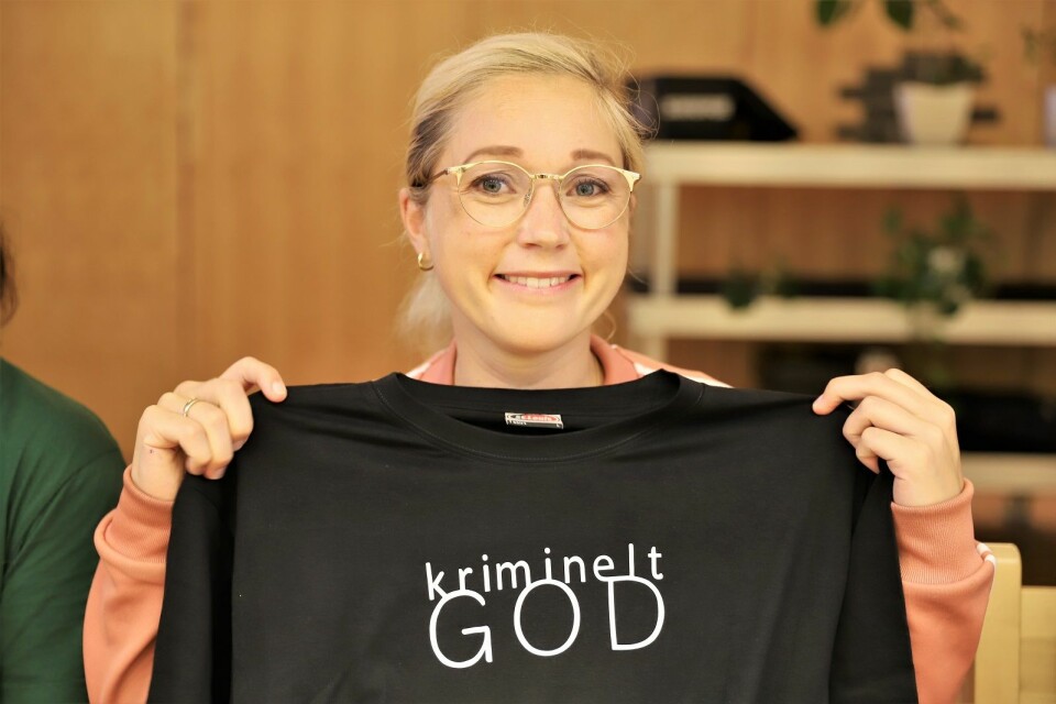 KRF og Karoline Nordbø vant prøvevalget og fikk t skjorte i premie. Foto: André Kjernsli