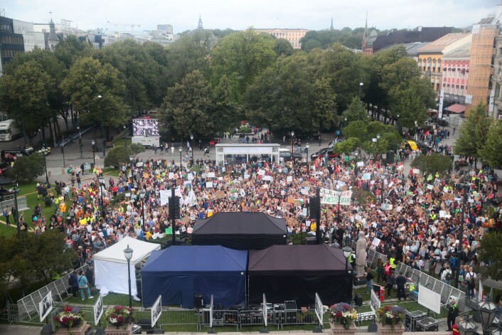 Flere tusen skoleelever klimastreiker i Norge i dag. Her foran Stortinget i Oslo fredag. Foto: Håkon Mosvold Larsen / NTB scanpix Flere tusen skoleelever klimastreiker i Norge i dag. Her foran Stortinget i Oslo fredag. Foto: Håkon Mosvold Larsen / NTB scanpix