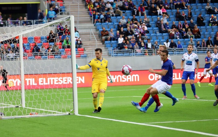 Herolind Shala kommer litt for sent i denne situasjonen, men utgjorde likevel forskjellen på lagene i 1. omgang. Foto: André Kjernsli Herolind Shala kommer litt for sent i denne situasjonen, men utgjorde likevel forskjellen på lagene i 1. omgang. Foto: André Kjernsli