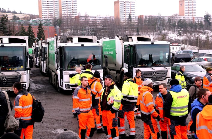 De ansatte i Renovasjonsetaten på Alnabru fikk beskjed om at jobbene er sikret og lønna kommer på konto. Veireno slo seg konkurs, de tidligere ansatte i Veireno ble ansatt i Oslo kommune. Foto: Vidar Ruud / NTB scanpix De ansatte i Renovasjonsetaten på Alnabru fikk beskjed om at jobbene er sikret og lønna kommer på konto. Veireno slo seg konkurs, de tidligere ansatte i Veireno ble ansatt i Oslo kommune. Foto: Vidar Ruud / NTB scanpix