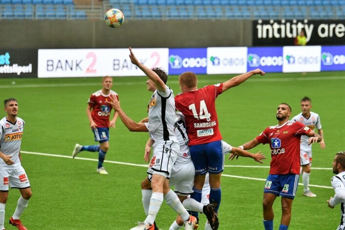 Skeid sliter med dødballer fra motstanderen. Her er det Erik Tobias Sandberg som ikke klarer helt å få kontroll på Sandefjords Marius Høibråten. Foto: Anders Vindegg Skeid sliter med dødballer fra motstanderen. Her er det Erik Tobias Sandberg som ikke klarer helt å få kontroll på Sandefjords Marius Høibråten. Foto: Anders Vindegg