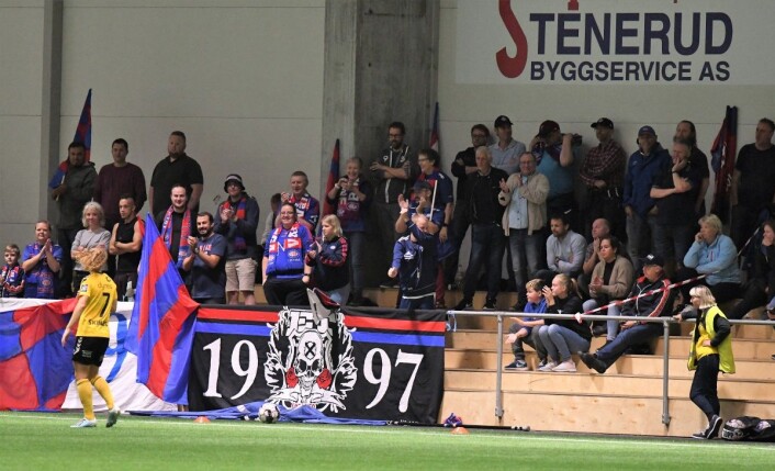Både spillere og fans følte seg snytt for et straffespark i andre omgang. Foto: Christian Boger Både spillere og fans følte seg snytt for et straffespark i andre omgang. Foto: Christian Boger