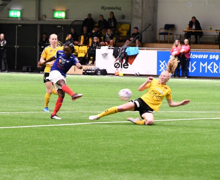 Ajara Njoya og resten av Vålerenga-jentene skapte sjanser lørdag. Men mål ble det ikke. Foto: Christian Boger Ajara Njoya og resten av Vålerenga-jentene skapte sjanser lørdag. Men mål ble det ikke. Foto: Christian Boger