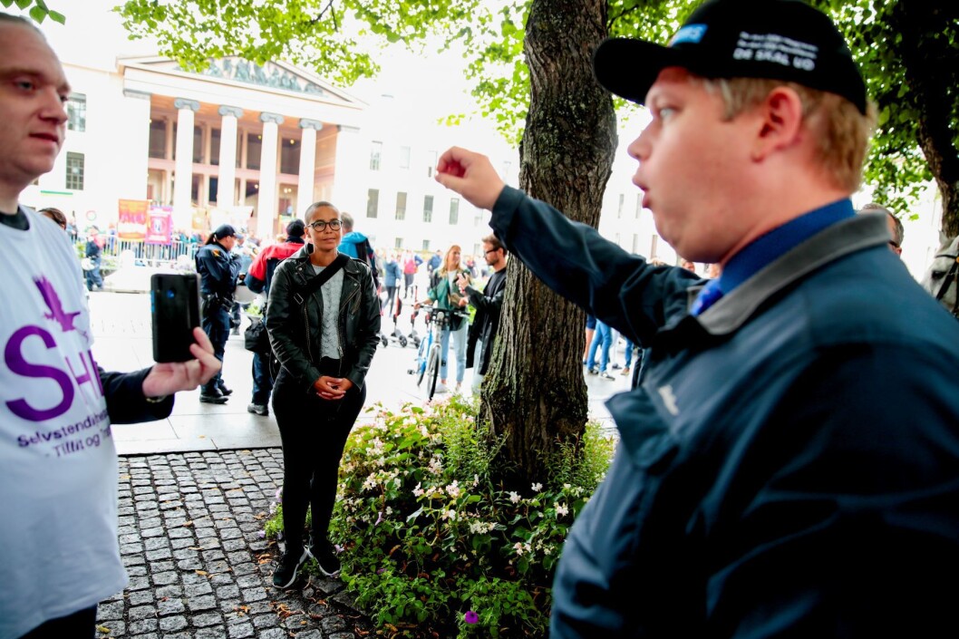 Samfunnsdebattant Guro Sibeko ser på den danske politikeren Rasmus Paludan, som besøker Selvstendighetspartiets valgbod på Karl Johans gate. Foto: Håkon Mosvold Larsen / NTB scanpix Samfunnsdebattant Guro Sibeko ser på den danske politikeren Rasmus Paludan, som besøker Selvstendighetspartiets valgbod på Karl Johans gate. Foto: Håkon Mosvold Larsen / NTB scanpix