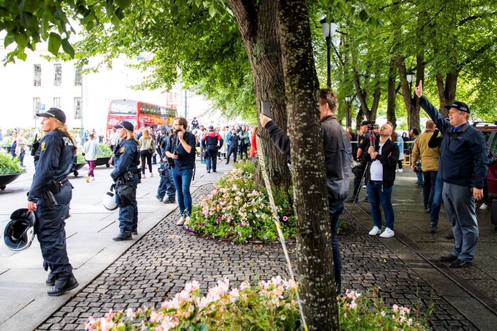 Den rasismedømte danske politikeren Rasmus Paludan blir beskyttet av politiet når han besøker Selvstendighetspartiets valgbod på Karl Johans gate i Oslo fredag. Foto: Håkon Mosvold Larsen / NTB scanpix Den rasismedømte danske politikeren Rasmus Paludan blir beskyttet av politiet når han besøker Selvstendighetspartiets valgbod på Karl Johans gate i Oslo fredag. Foto: Håkon Mosvold Larsen / NTB scanpix