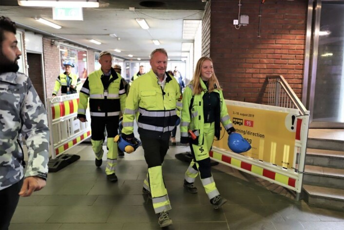 Byggeleder Stina Gjøen Simensen tok med seg byrådseder Raymond Johansen inn i tunnelen for å vise hva som har blitt gjort i de to ukene T-banen mellom Tøyen og Helsfyr har vært stengt. Foto: André Kjernsli Byggeleder Stina Gjøen Simensen tok med seg byrådseder Raymond Johansen inn i tunnelen for å vise hva som har blitt gjort i de to ukene T-banen mellom Tøyen og Helsfyr har vært stengt. Foto: André Kjernsli